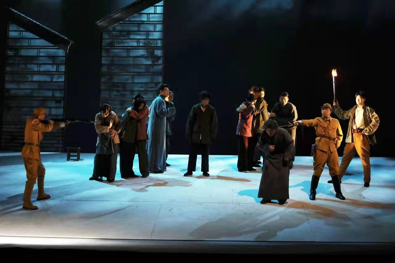 “看演出、學(xué)黨史” ——南京市話劇團創(chuàng)排紅色史詩劇《大李巷》震撼上演!