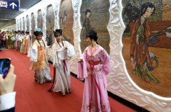 市越劇團走進三號線舉行紅樓夢主題演出
